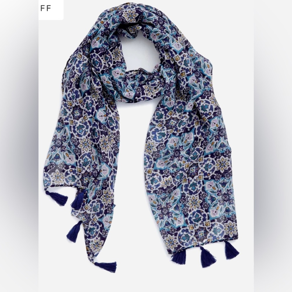 Vera Bradley Soft Fringe Scarf in Lisbon Medallion Cool